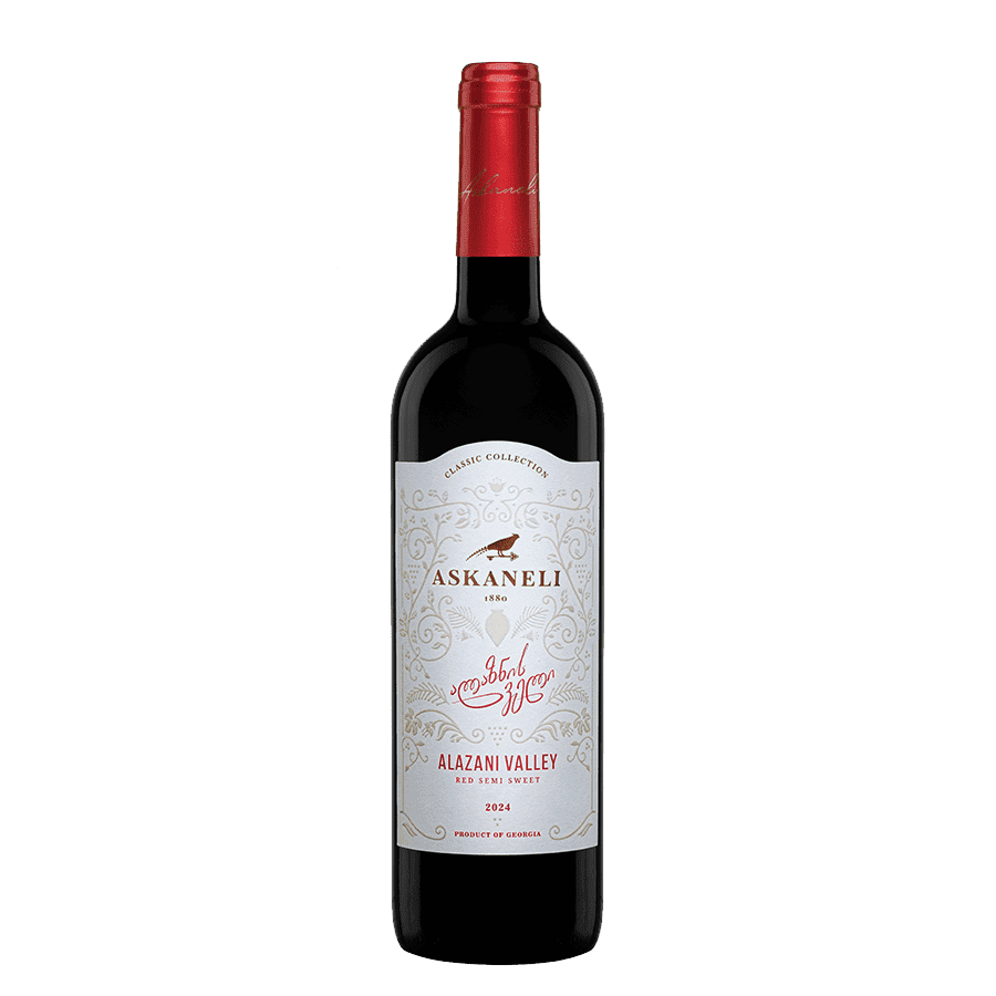 Askaneli ALAZANI VALLEY lieblicher Rotwein – 2025 – 0,75 l Askaneli Alazani Valley - oblíbené červené polusladké víno, které je symbolem gruzínské pohostinnosti a radosti ze života. Pochází z prosluněného údolí řeky Alazani a vzniká kupáží vybraných červených odrůd, kterým dominuje Saperavi. Vyniká svou lehkostí a harmonickou chutí plnou tónů zralých ostružin, třešní a lesního ovoce. Perfektní volba pro ty, kteří preferují jemnější, sladší vína bez výrazné trpkosti. Askaneli Alazani Valley gruzínské víno červené