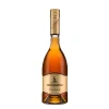 Gruzínská brandy Sarajishvili 5 v elegantní lahvi se zlatou etiketou, tradiční produkt z Gruzie.