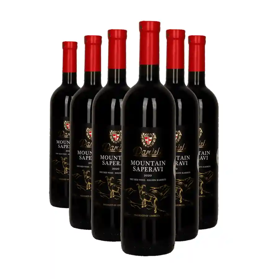 6x Danieli Winery MOUNTAIN SAPERAVI červené suché víno Šest lahví Mountain Saperavi od rodinného vinařství Danieli Winery, které leží ve vesnici Argokhi v severovýchodní Kachetii – vína z výjimečných vinic ve výšce 600–700 metrů nad mořem s aluviálně-písčitými půdami. Zářivě červená barva, intenzivní ovocné aroma třešní, borůvek a tmavého ovoce, plná a sametová chuť s vyváženou kyselinkou a jemnými tříslovinami. Zásoba pro milovníky vína s výrazným horským charakterem. 6x Danieli Winery MOUNTAIN SAPERAVI červené suché víno
