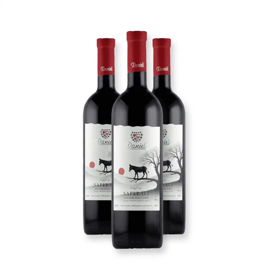 3x Danieli Winery SAPERAVI polosladké červené víno Tři láhve organického polosladkého Saperavi z vinařství Danieli – kompaktní úvod do jedné z nejvýraznějších gruzínských odrůd. Skvělá volba jako dárek nebo pro první seznámení s přirozeně sladkými červenými víny z Kachetie. 3x Danieli Winery SAPERAVI polosladké červené víno