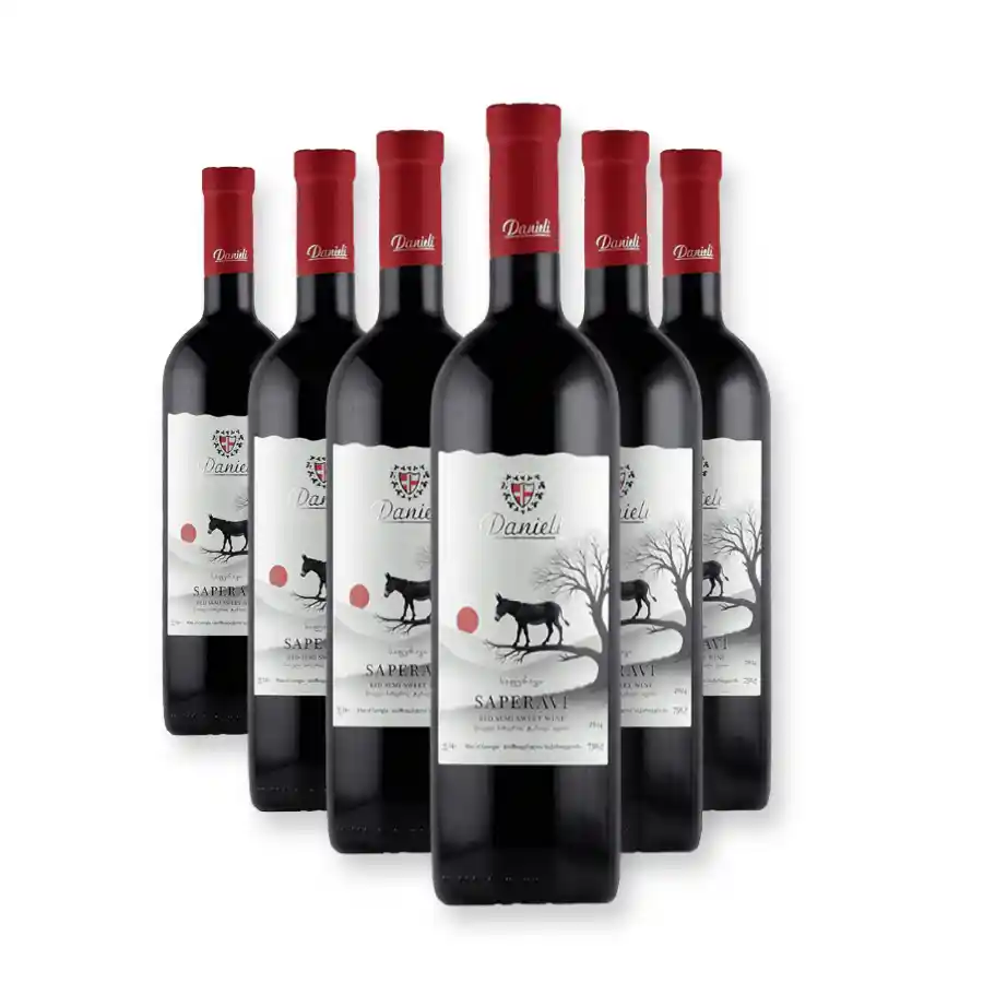 6x Danieli Winery SAPERAVI polosladké červené víno Šest lahví přírodně polosladkého Saperavi z organicky obhospodařovaných vinic rodinného vinařství Danieli nad řekou Alazani v severovýchodní Kachetii. Temná, téměř inkoustová barva prozrazuje sílu tohoto vína ještě dříve, než se přiblížíte ke sklenici; sametová chuť nese přirozenou sladkost, která nikdy nepůsobí těžce a nikdy nevzniká doslazováním. Ideální zásoba pro milovníky výraznějších polosladkých vín. 6x Danieli Winery SAPERAVI polosladké červené víno