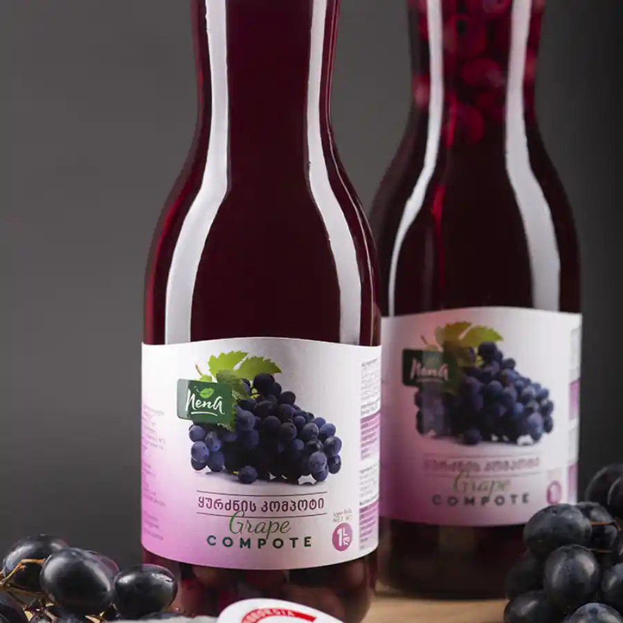 Nena Kompot Hrozen- 1L Gruzie je kolébkou vinařství s tisíciletou tradicí pěstování hroznů, a tak není divu, že hroznová šťáva patří k nejpřirozenějším příchutím v naší nabídce gruzínských kompotů Nena. Sladká, aromatická chuť hroznů vytváří jemný, nealkoholický nápoj, který ocení děti i dospělí. Nena Kompot Hrozen- 1L - Obrázek 2