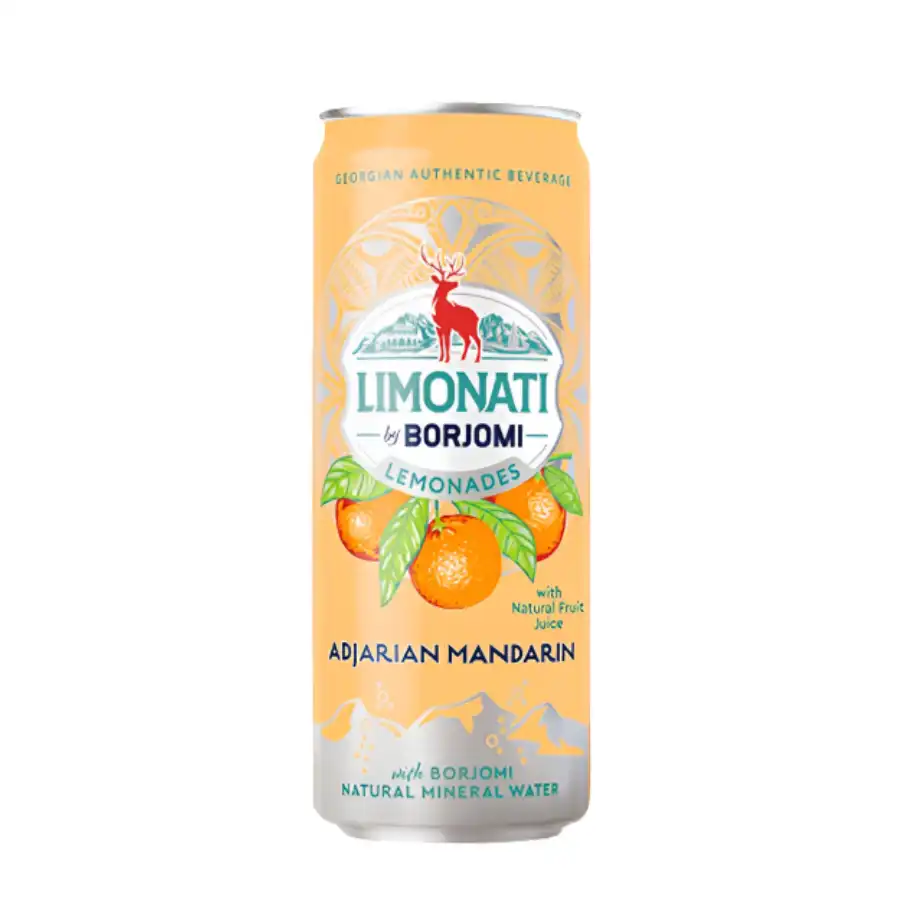 Borjomi Limonáda Adžarská mandarinka - 330 ml Značka Borjomi, kterou znáte hlavně jako gruzínskou minerálku sopečného původu, stojí i za oblíbenou řadou perlivých limonád Limonati. Mandarinková varianta čerpá z chuti mandarinek pěstovaných na slunném pobřeží Černého moře v Adžárii a spojuje ji s přirozeně perlivou vodou z borjomského údolí – vzniká tak plechovka plná ovocné, nasládlé chuti a jemně slané minerální svěžesti, kterou Borjomi proslulo. Borjomi Limonáda Adžarská mandarinka - 330 ml