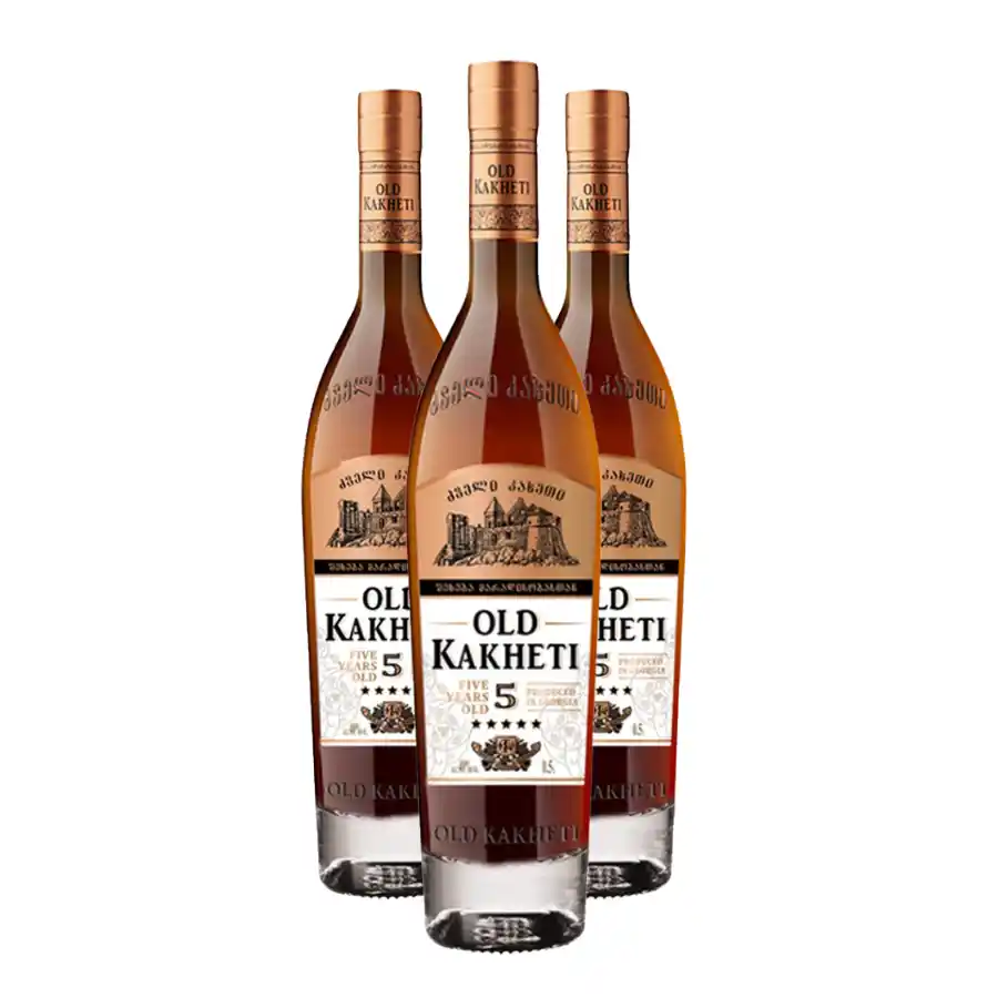 3x Old Kakheti 5 letý Gruzignac (gruzínská brandy) Tři lahve Old Kakheti 5leté brandy, 0,5 l – gruzínský destilát z hroznů pěstovaných v Kachetii, nejvýznamnějším vinařském regionu Gruzie. Brandy zraje minimálně pět let v sudech z gruzínského dubu „Iberica" a vyznačuje se sytě jantarovou barvou, jemnými tóny čokolády a vůní sušeného ovoce. 3x Old Kakheti 5 letý Gruzignac (gruzínská brandy)